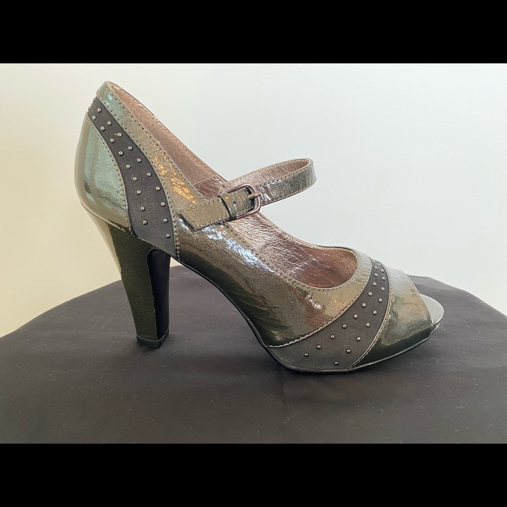 NEW! Sofft Grey Shimmer Patent Leather Peep Toe Pump with Studded Accents  7M